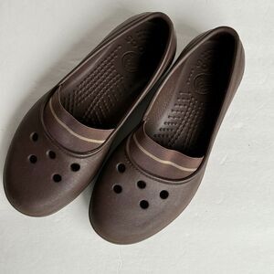 CROCS JUNEAU WOMEN’S Sz 7 BROWN LOAFERS FLAT COMFORT SHOES RUBBER WATERPROOF